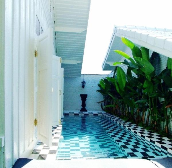 The Hen Hua Hin Hotel Exterior photo